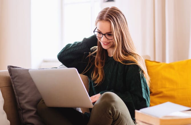 Mujer con un teléfono y la aplicación de calificación de crédito en la pantalla