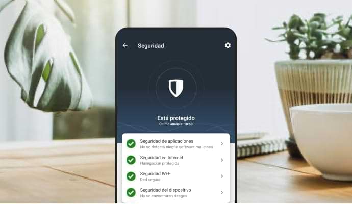 Un teléfono móvil muestra la aplicación Norton Mobile Security